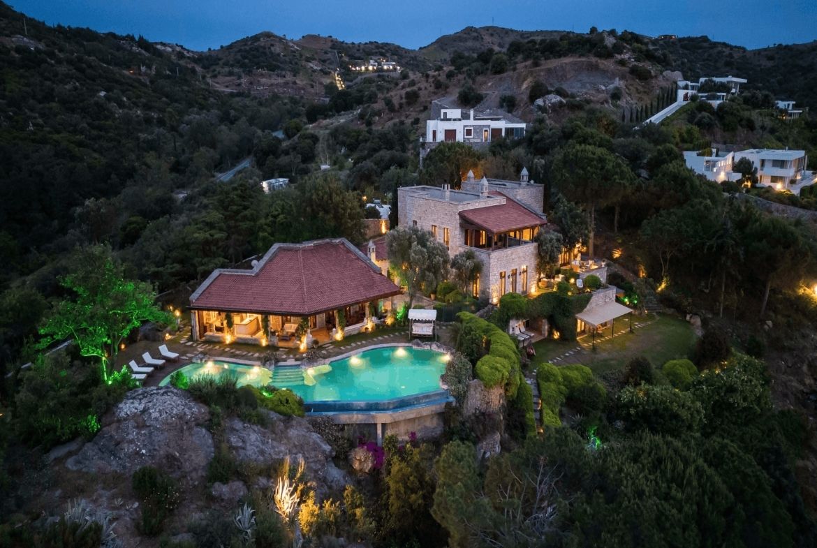 Villa en pierre restaurée avec vue panoramique sur la mer à Yalıkavak